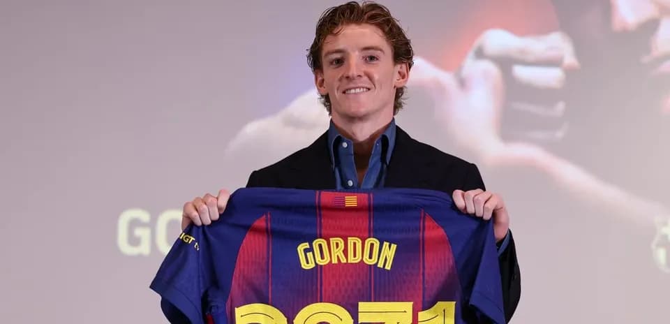 Jugador presenta camiseta del FC Barcelona en evento