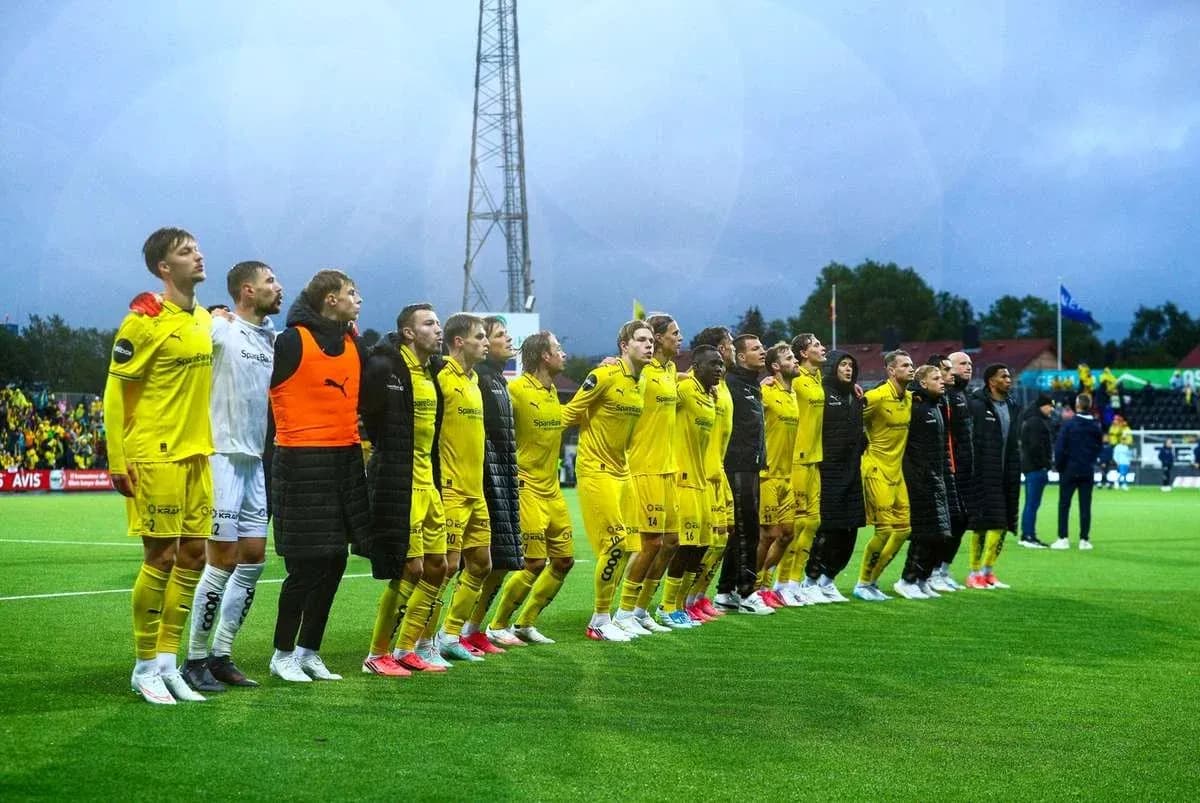 Jugadores de Bodo/Glimt alineados en el campo
