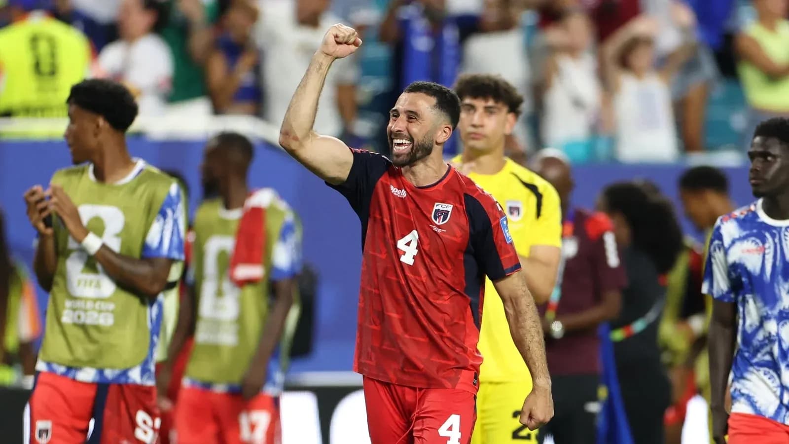 Jugador celebrando victoria en partido de fútbol