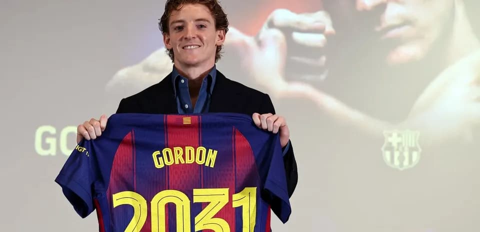 Jugador presenta camiseta de Barcelona con su nombre