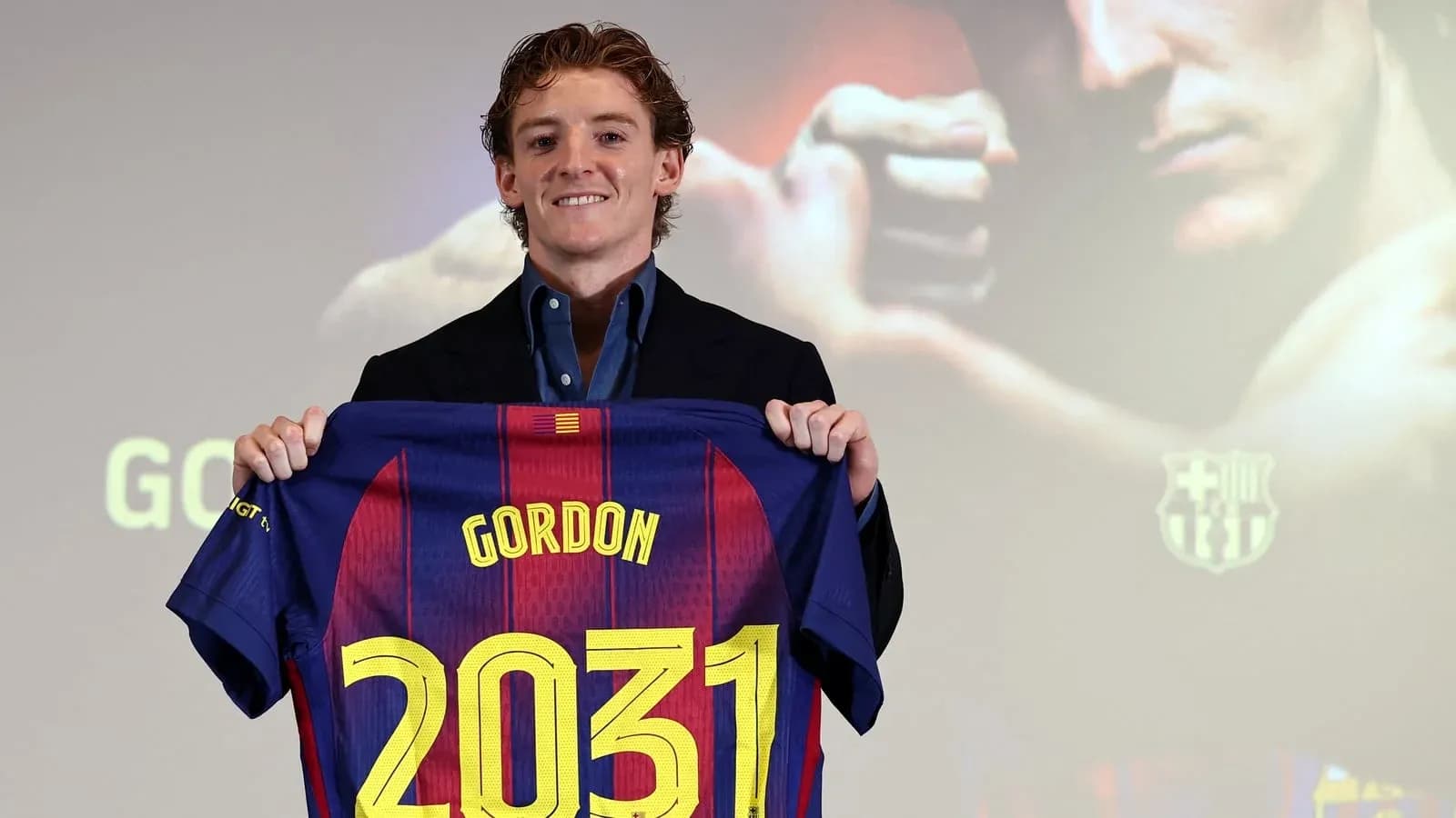 Jugador presenta camiseta de Barcelona con su nombre