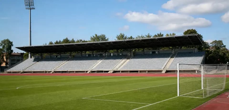 Estadio vacío con campo de fútbol y gradas