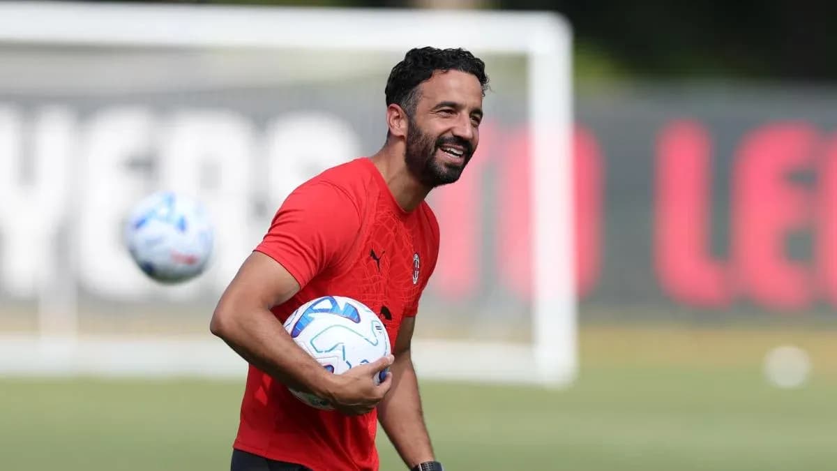 Entrenador sosteniendo balones durante la sesión de entrenamiento