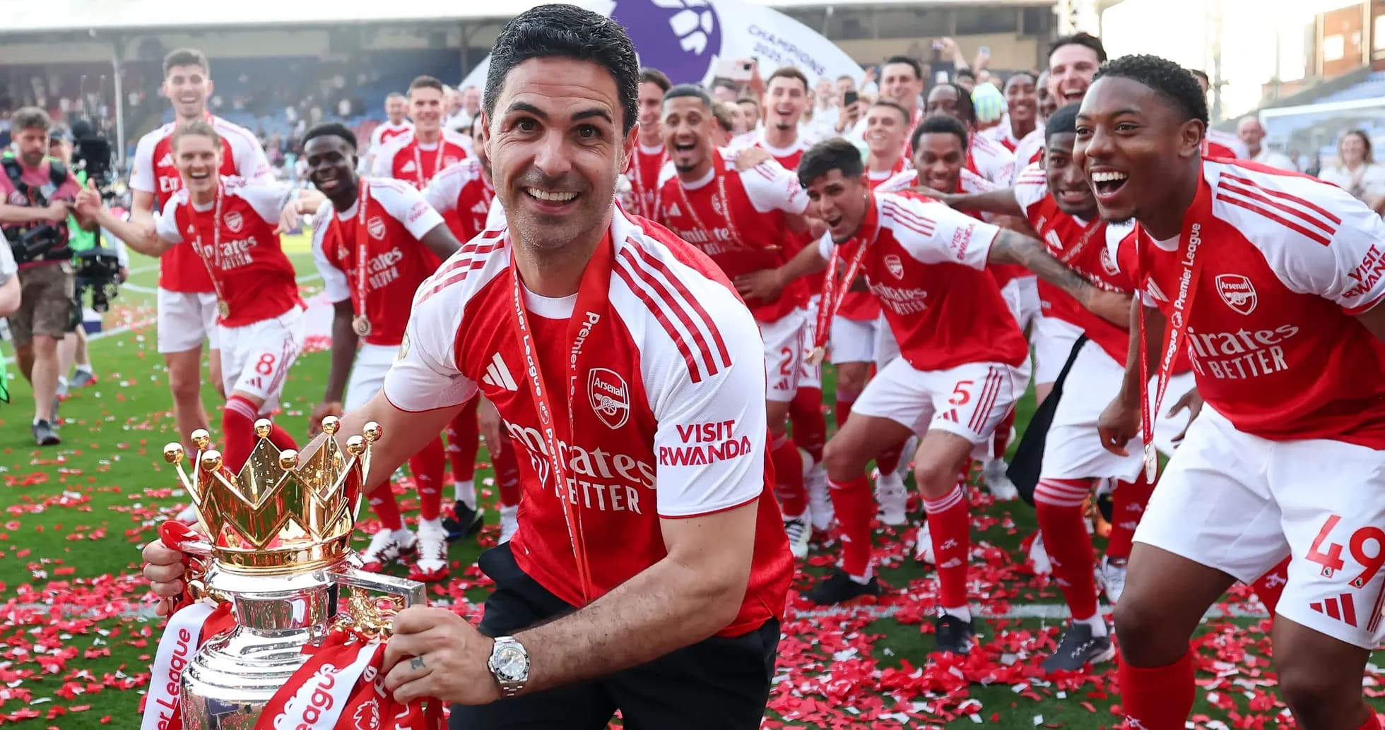Entrenador de Arsenal celebrando título con jugadores