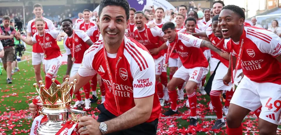 Entrenador de Arsenal celebrando título con jugadores