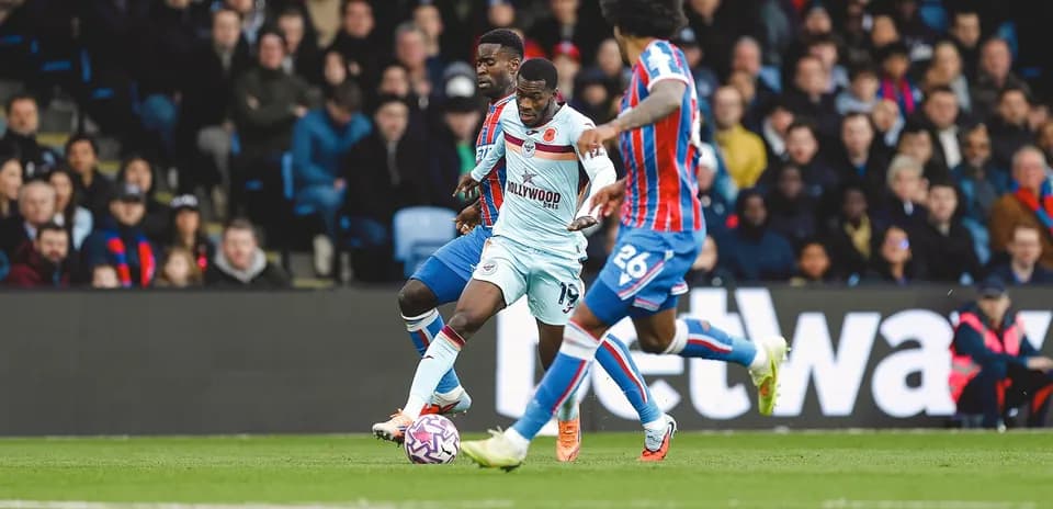 Jugadores en acción durante el partido Brentford vs Crystal Palace