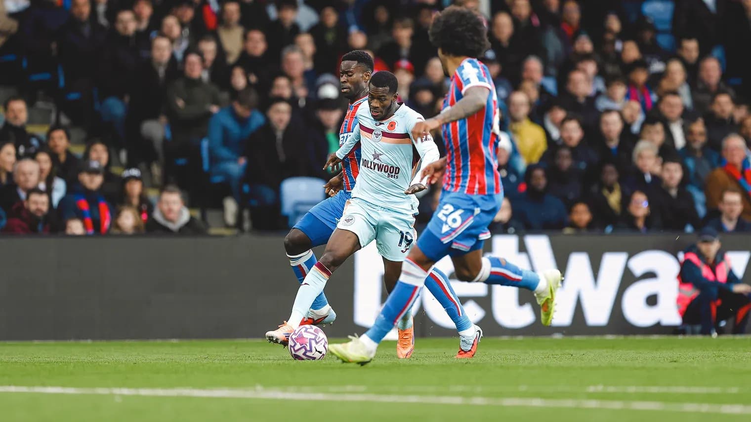 Jugadores en acción durante el partido Brentford vs Crystal Palace
