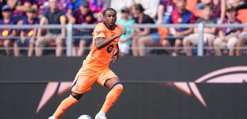 Jugador de fútbol corriendo en uniforme naranja