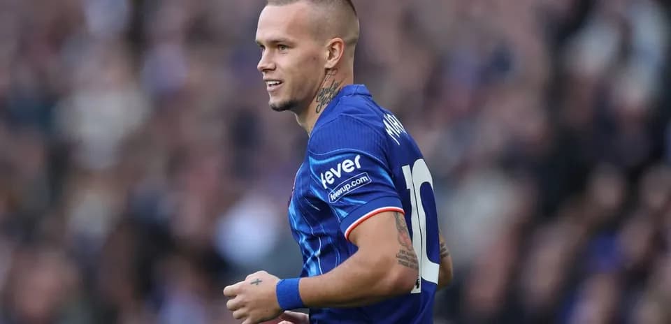 Jugador sonriendo en el campo durante un partido