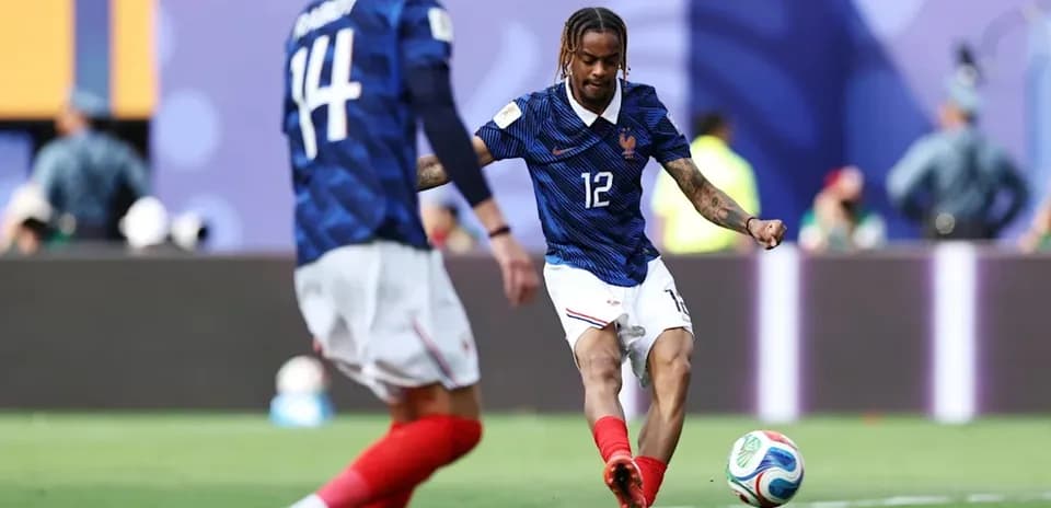 Jugador de Francia ejecutando un tiro en partido