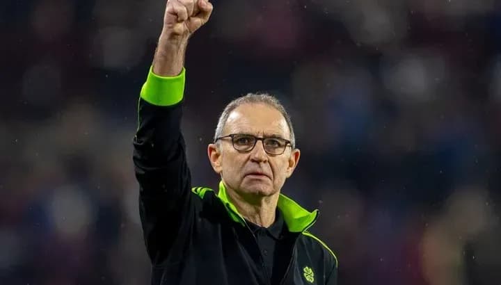 Entrenador levantando el puño durante celebración