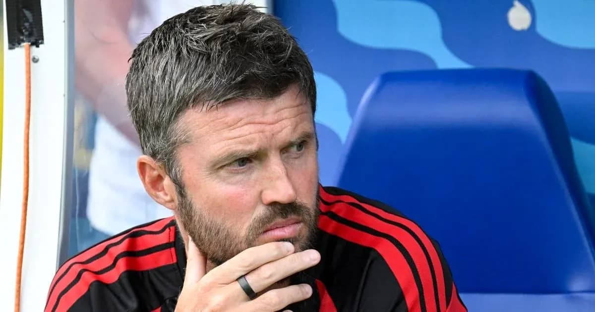 Entrenador pensativo en el banquillo del estadio