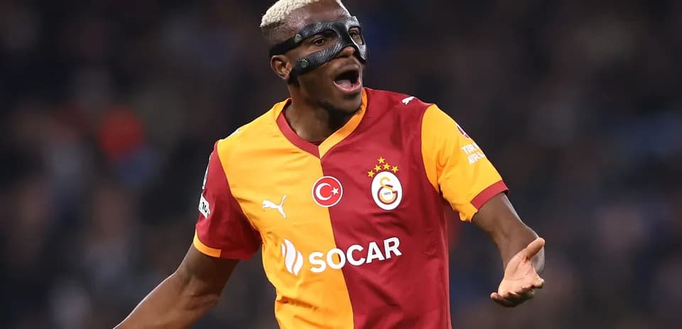 Jugador de Galatasaray en acción durante el partido