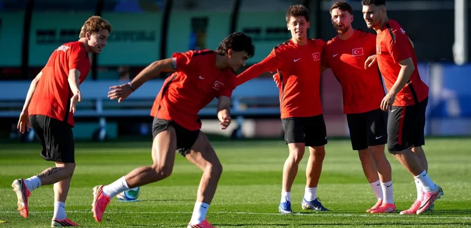 Jugadores de Turquía entrenando para el partido