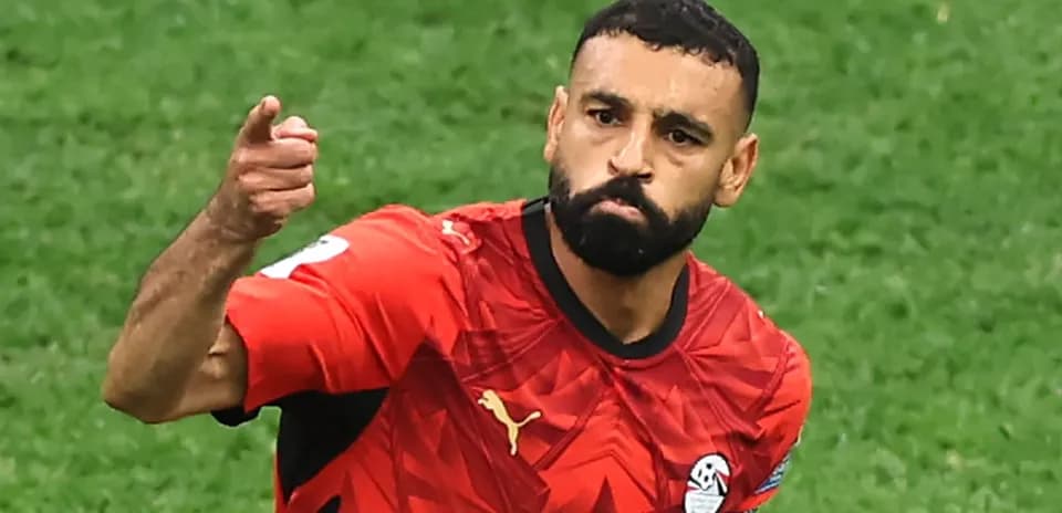 Jugador egipcio señalando durante un partido de fútbol