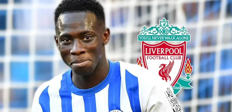 Jugador de Brighton sonriente con escudo de Liverpool