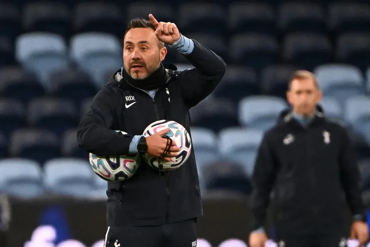 Entrenador sosteniendo balones y dando instrucciones