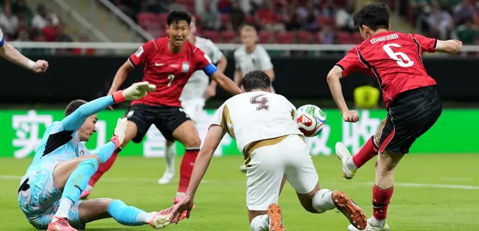 Jugadores de Corea del Sur luchando por el balón