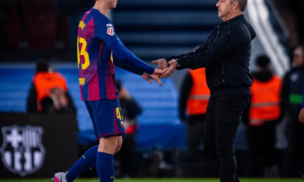Jugador de Barcelona saludando al entrenador en el banquillo