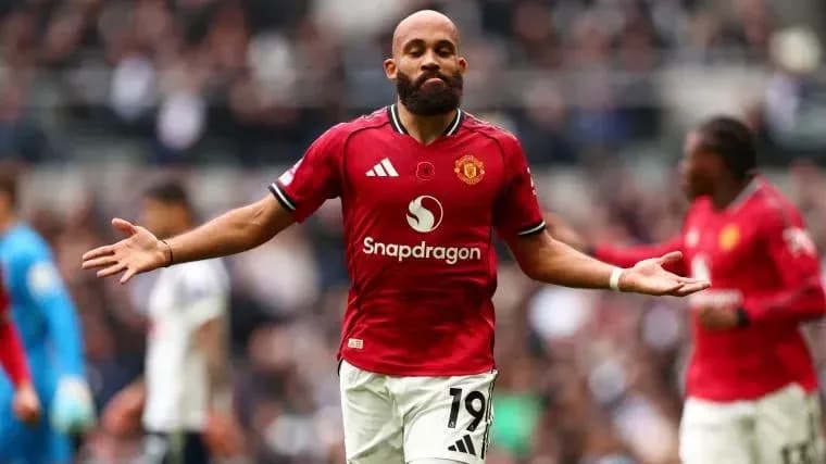 Jugador de Manchester United con brazos extendidos en el campo