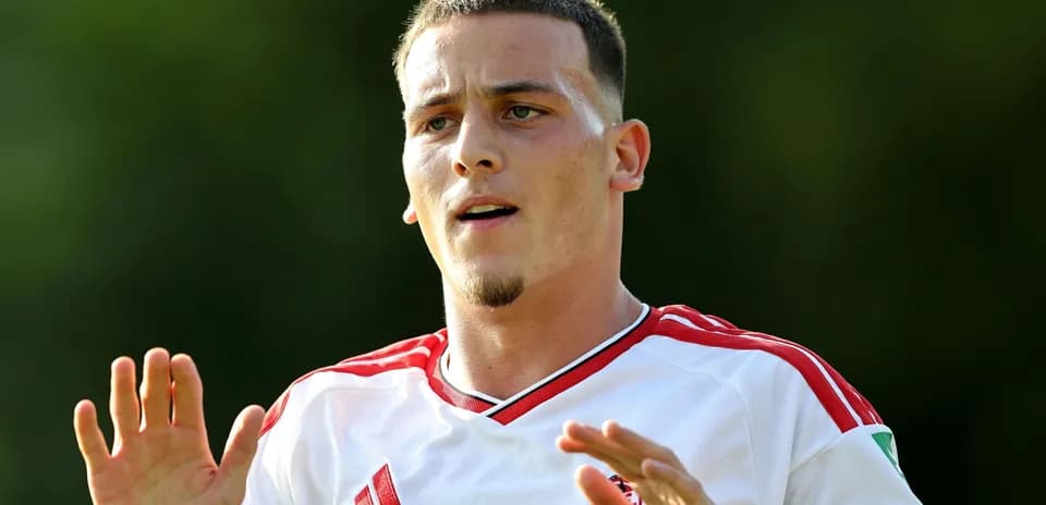 Jugador en acción durante un entrenamiento de fútbol