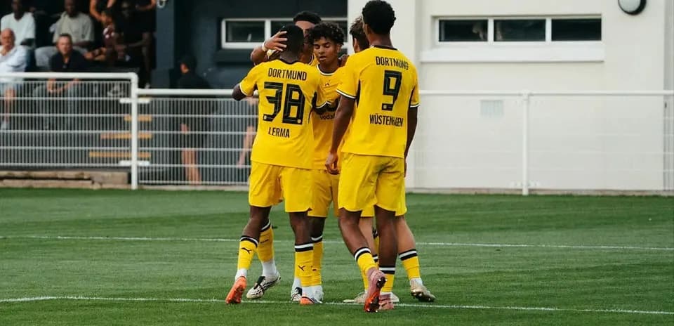 Jugadores de Dortmund celebrando un gol en campo