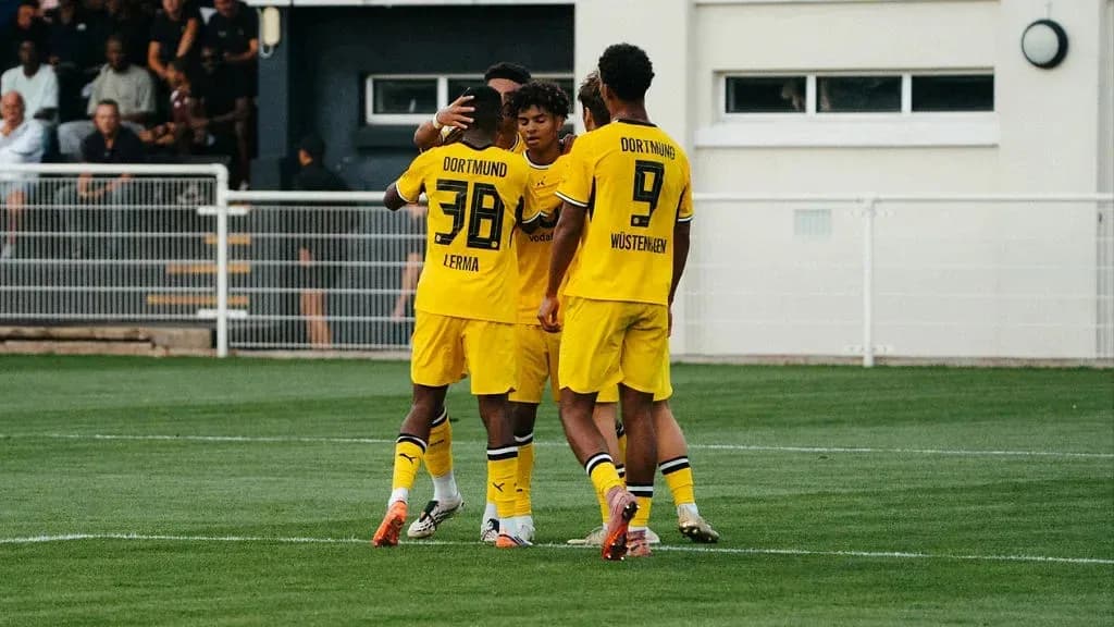 Jugadores de Dortmund celebrando un gol en campo