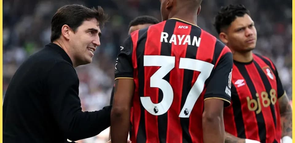 Entrenador hablando con jugadores de Bournemouth durante partido
