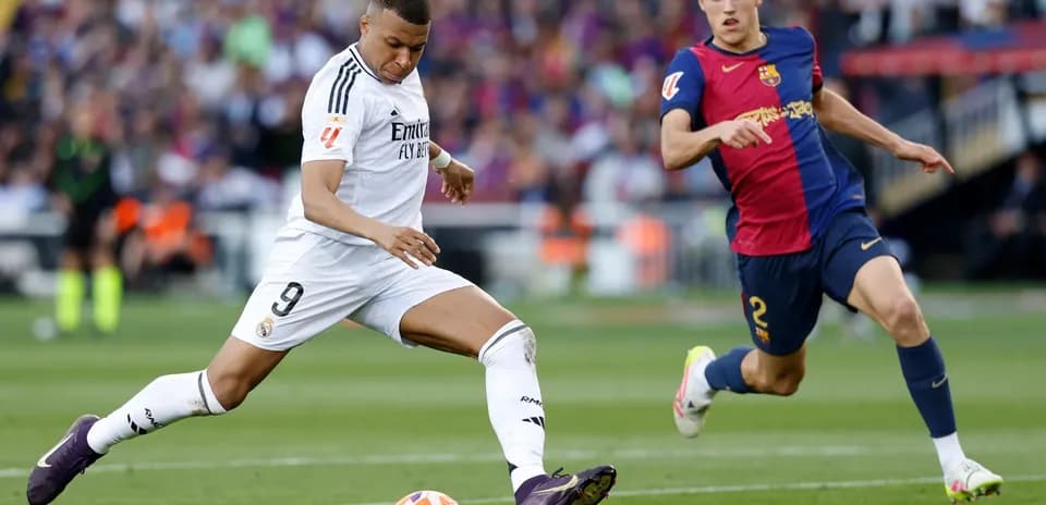 Jugadores de Barcelona y Real Madrid en acción