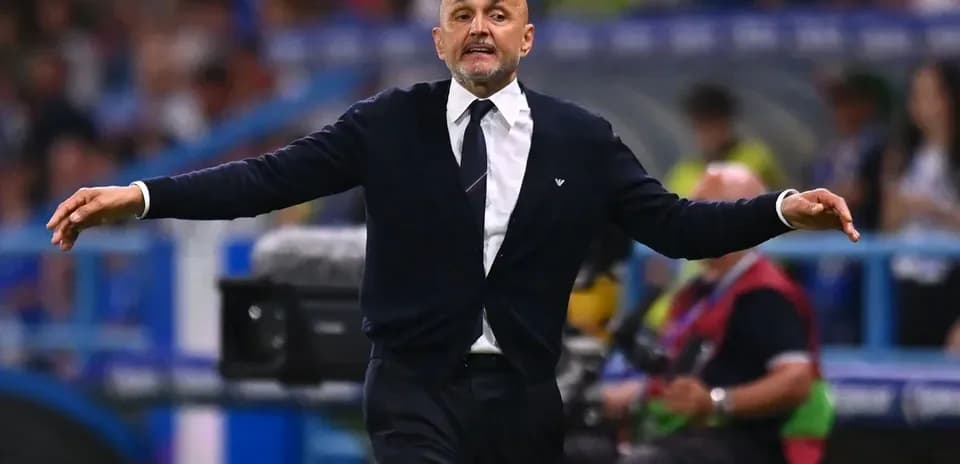 Entrenador gesticulando en la línea de banda