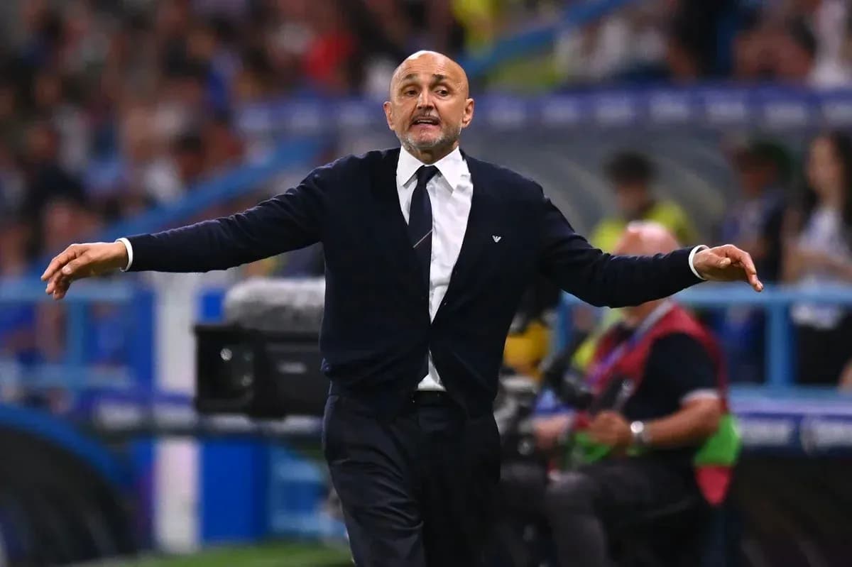 Entrenador gesticulando en la línea de banda