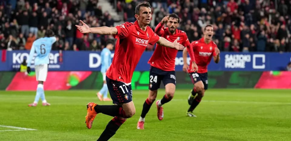 Jugador celebrando un gol en el partido