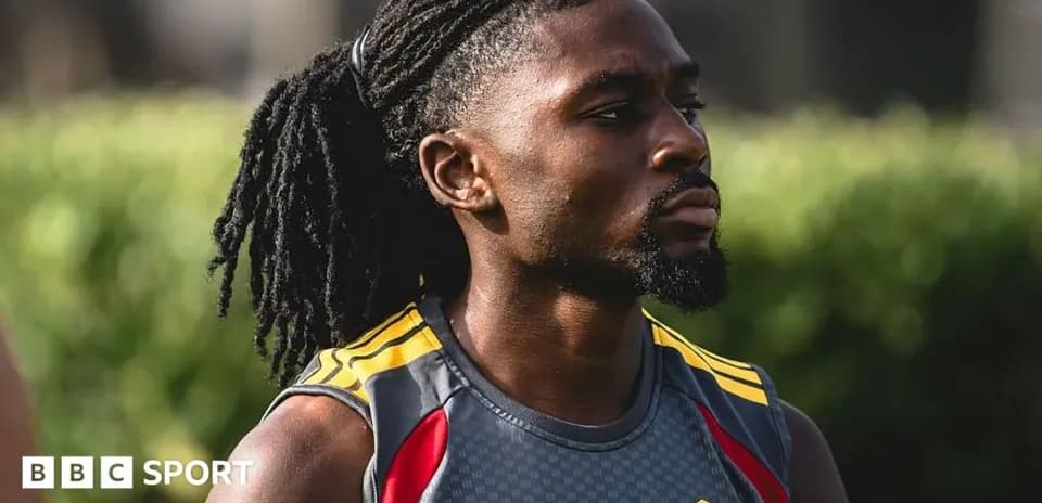 Jugador entrenando en el campo de fútbol