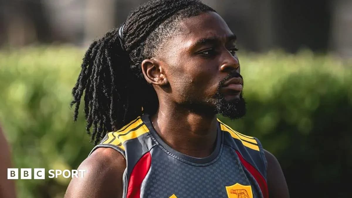 Jugador entrenando en el campo de fútbol