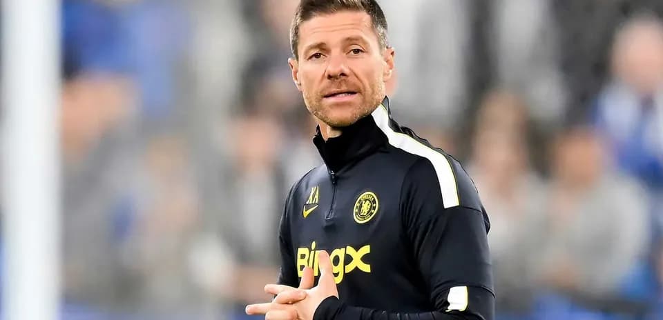 Entrenador de fútbol en el campo durante un partido