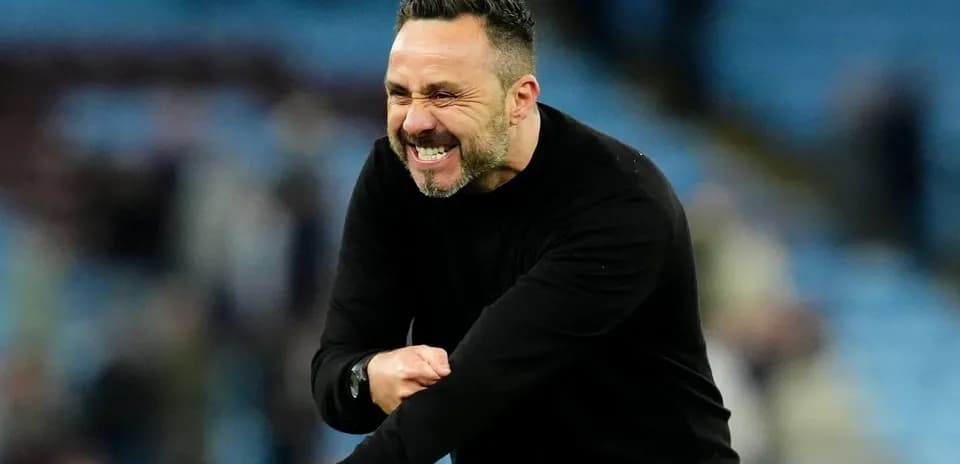 Entrenador celebrando en el banquillo del partido