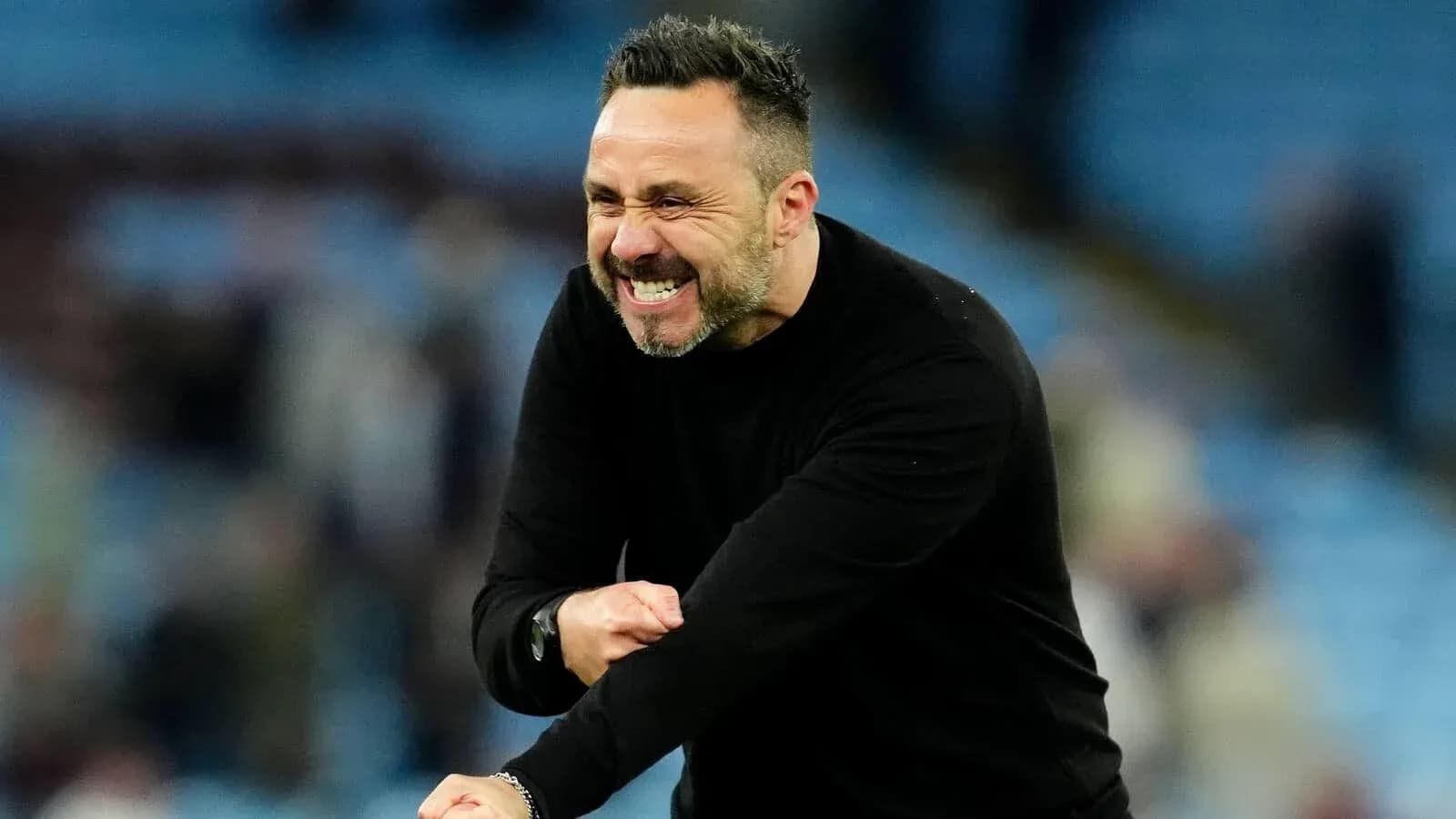 Entrenador celebrando en el banquillo del partido