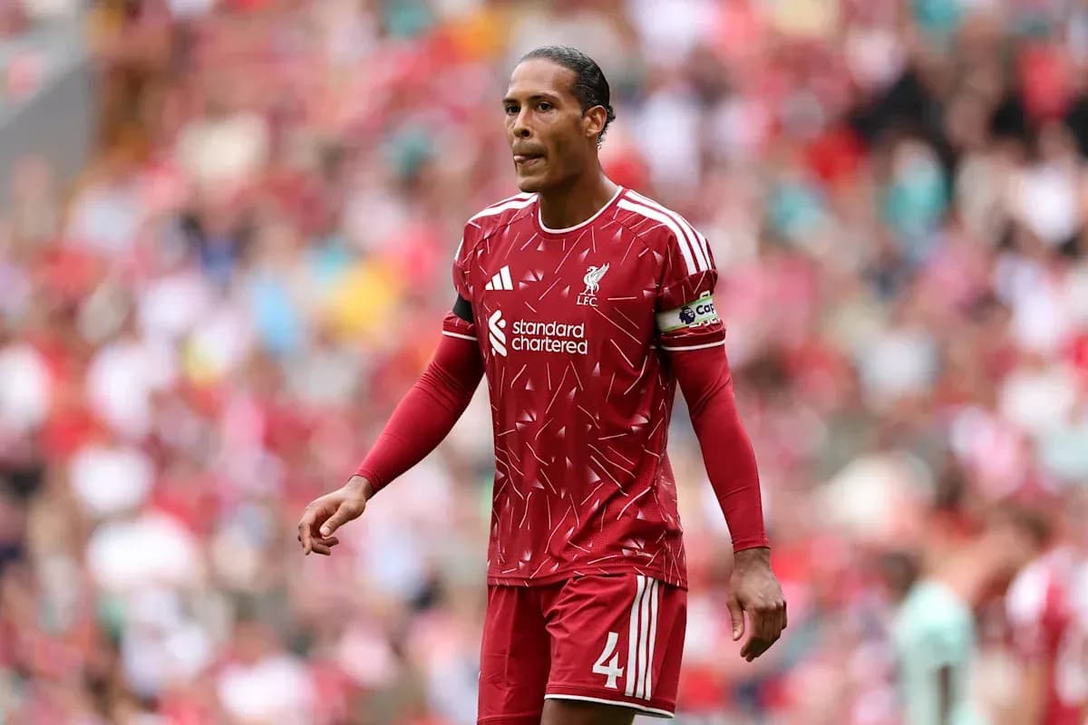 Jugador de Liverpool caminando en el campo