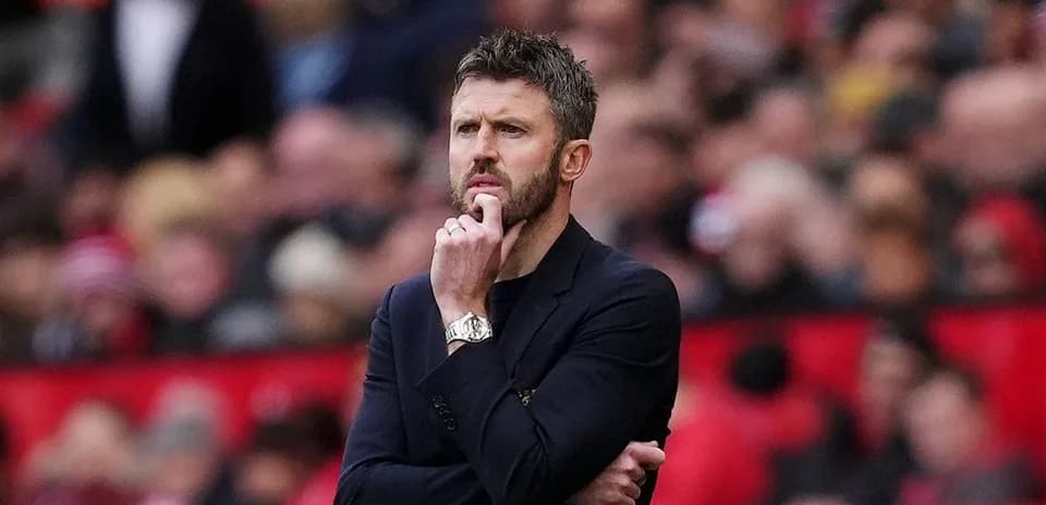 Entrenador observando el partido en el banquillo