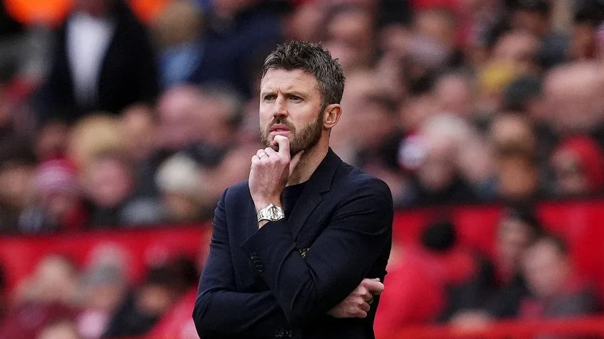 Entrenador observando el partido en el banquillo