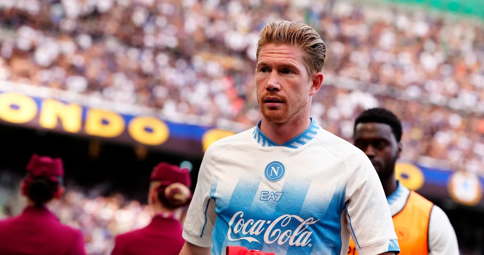 Jugador de Napoli entrando al campo antes del partido
