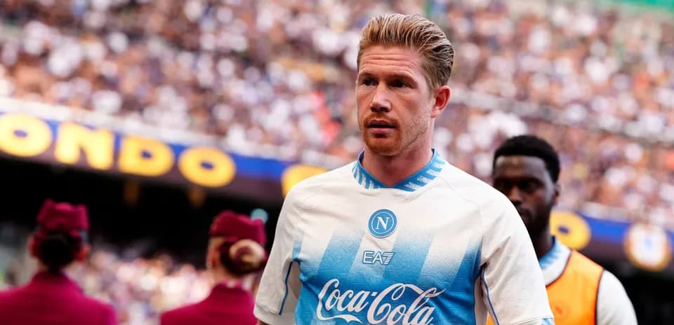 Jugador de Napoli entrando al campo antes del partido