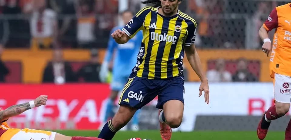 Jugador de Fenerbahçe driblando a oponente en el campo
