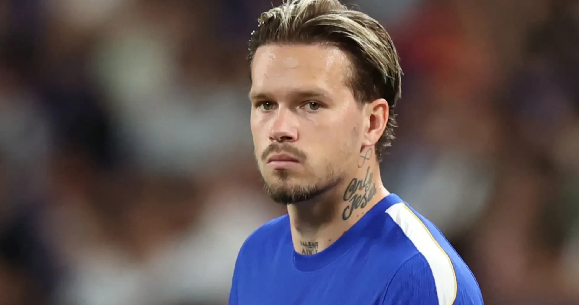 Jugador de fútbol en camiseta azul durante partido