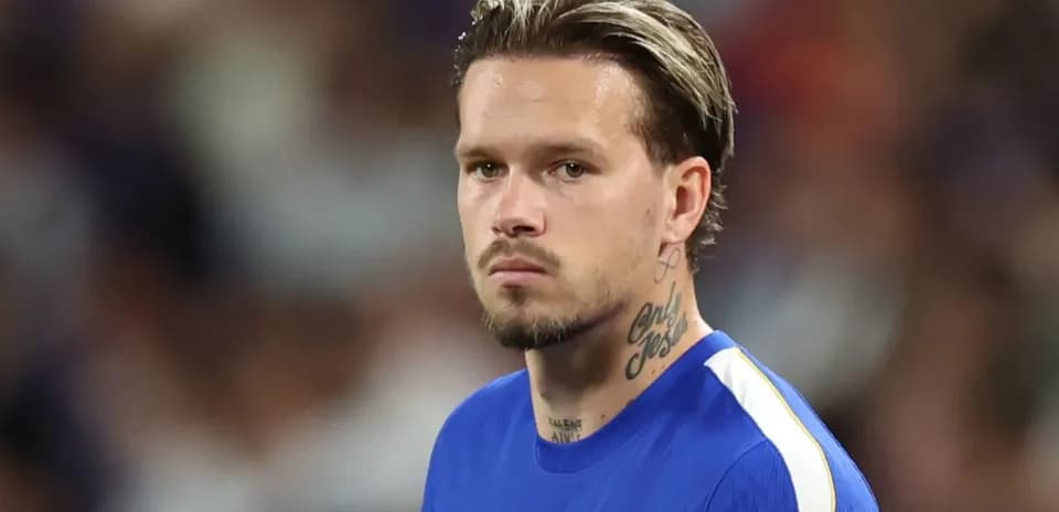 Jugador de fútbol en camiseta azul durante partido