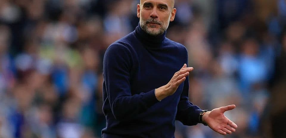 Entrenador gesticulando durante el partido en estadio