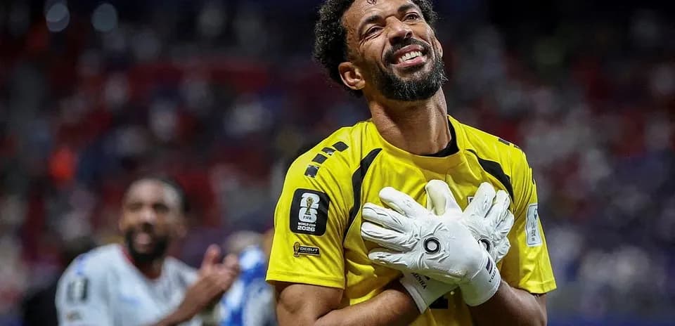 Portero en uniforme celebrando tras el partido