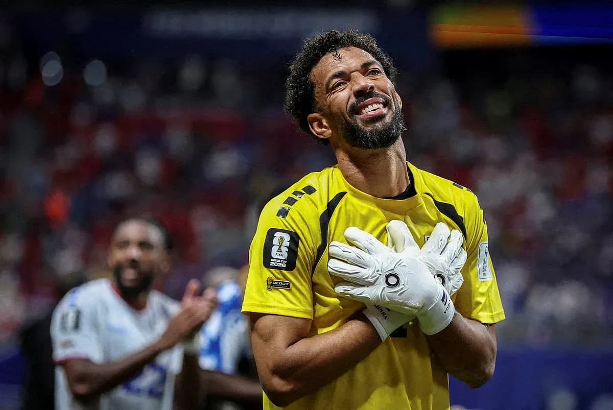 Portero en uniforme celebrando tras el partido