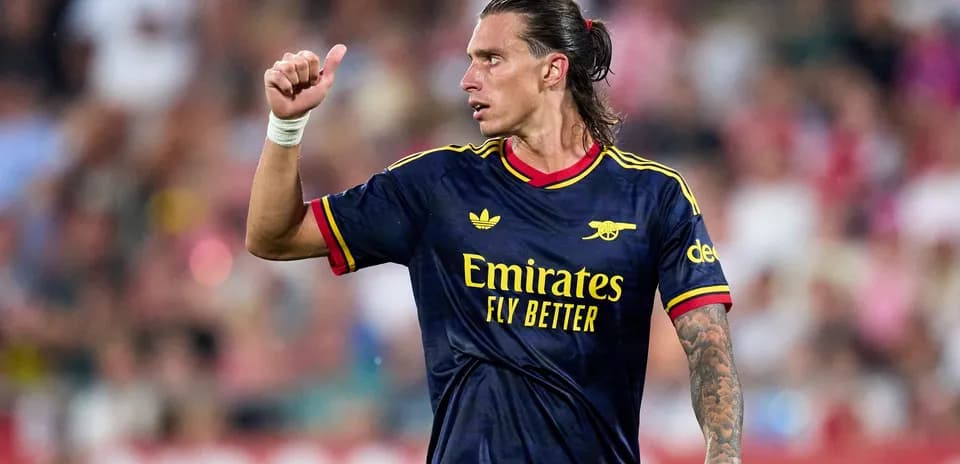 Jugador de Arsenal señalando con el pulgar arriba