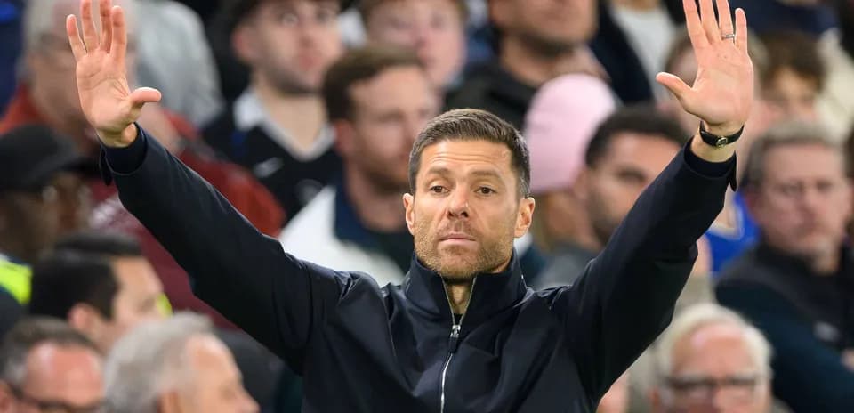 Entrenador gesticulando en un partido de fútbol